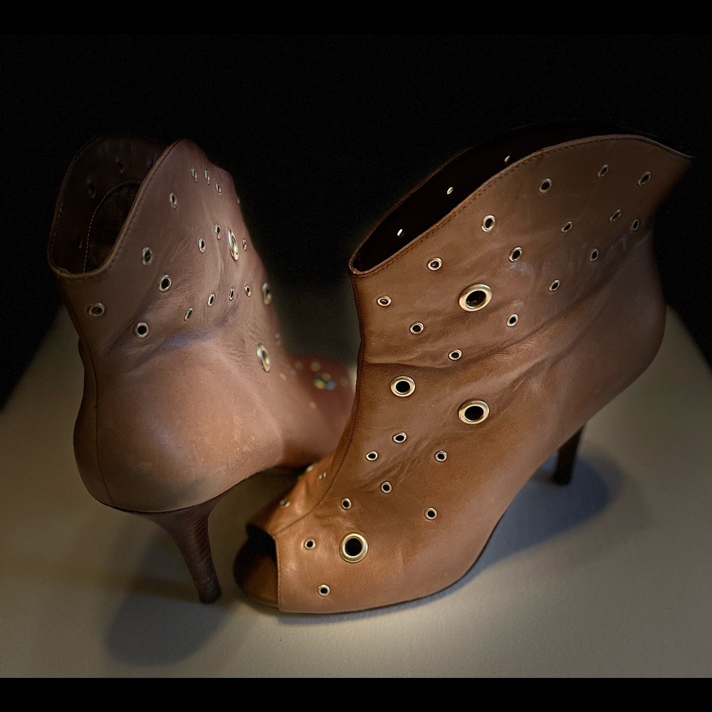 BCBGeneration bootie Camel tan with gold circles ankle booties Sz 10